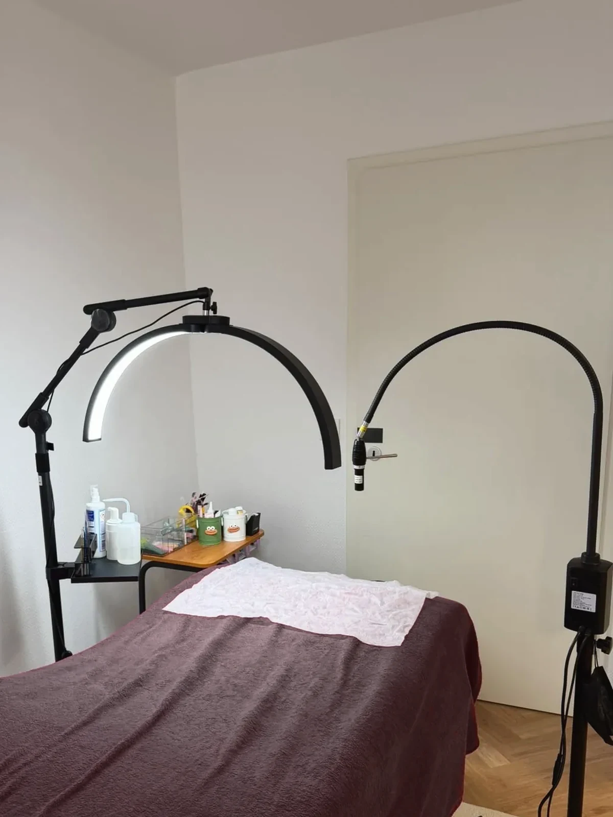 Behandlungsraum mit professioneller Lashlampe und Liege